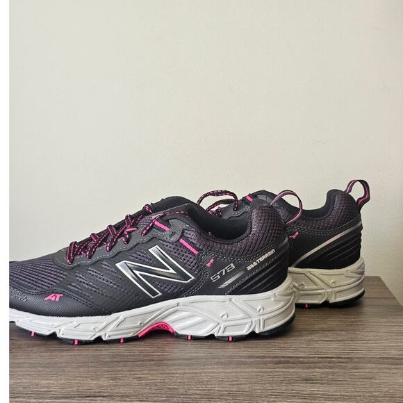 New Balance Women's 573 v3 Trail Running Shoe Size 9 Wide NWT - Picture 1 of 6
